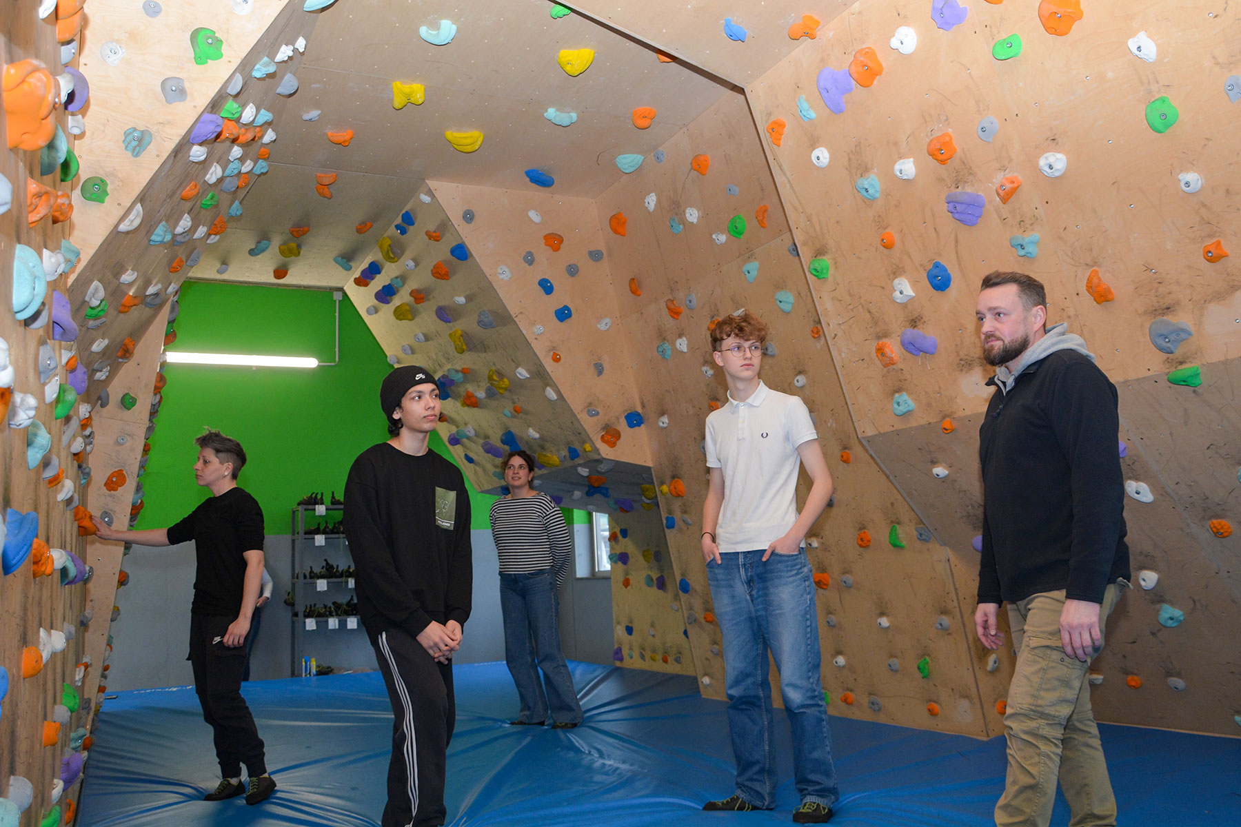 Die Gruppe vor der Kletterwand in der Boulderhalle